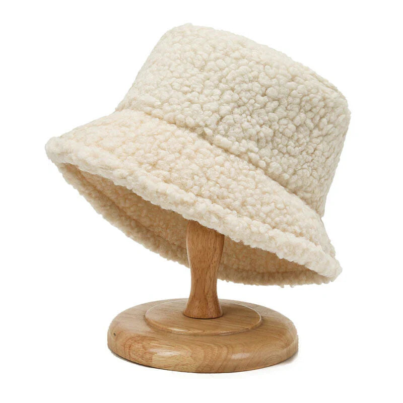 Elegant dame bøttehatt for vinteren. Trendy og stilfullt hodeplagg i mykt materiale.