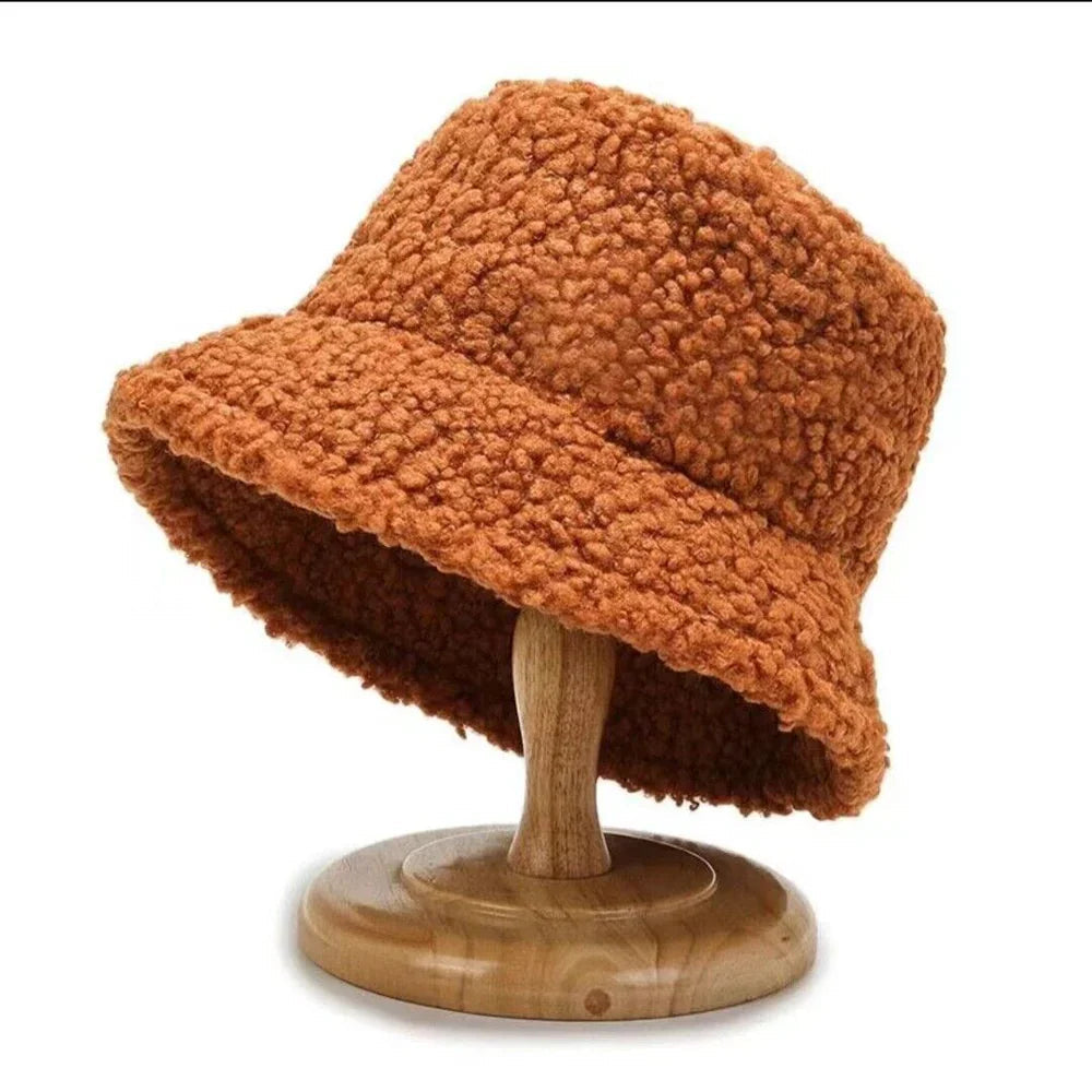 Stilfull vinter bøttehatt for damer. Elegant hodeplagg i mykt og varmt stoff.
