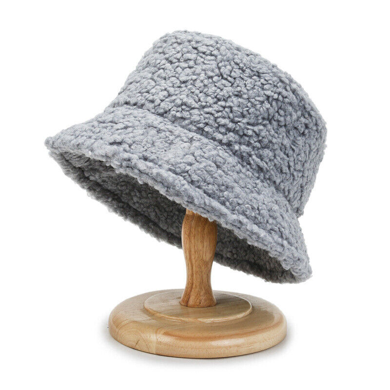 Trendy dame bøttehatt for vintermote. Myk, varm og elegant hatt, et perfekt tilbehør.