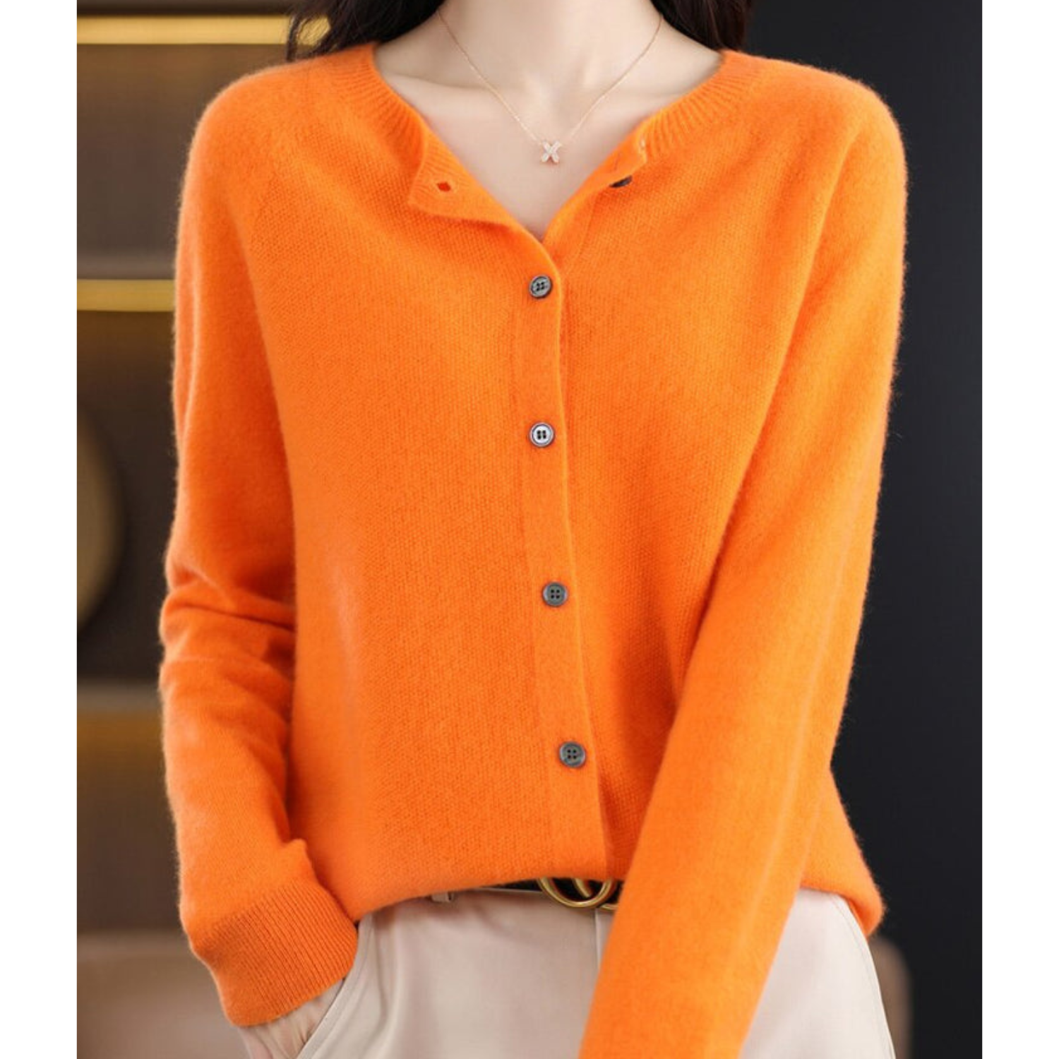 Elegant dame cardigan, o-hals, strikket i ensfarget garn, en komfortabel favoritt for kvinner.