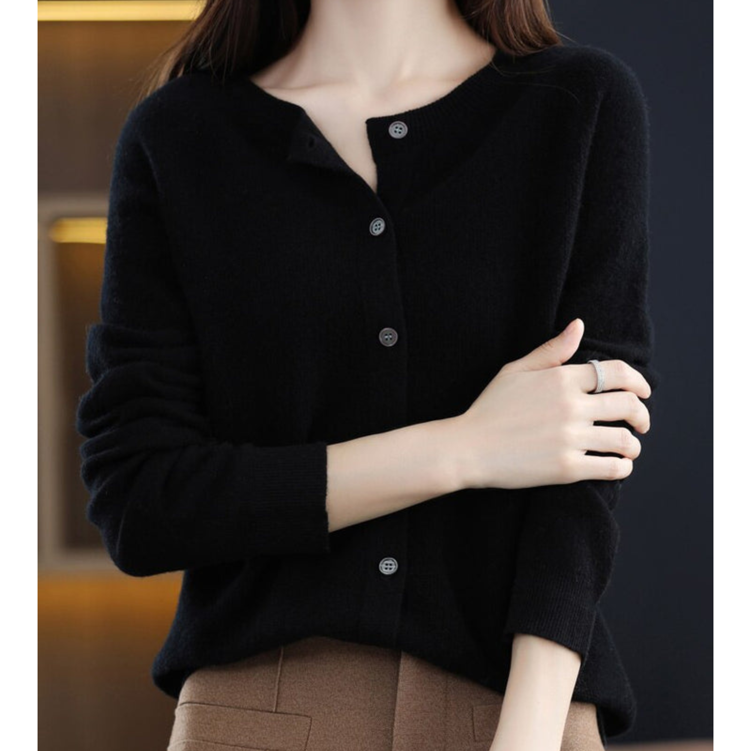 Kvinne genser/cardigan, ensfarget strikk med rund hals, varm og elegant for moderne dame.