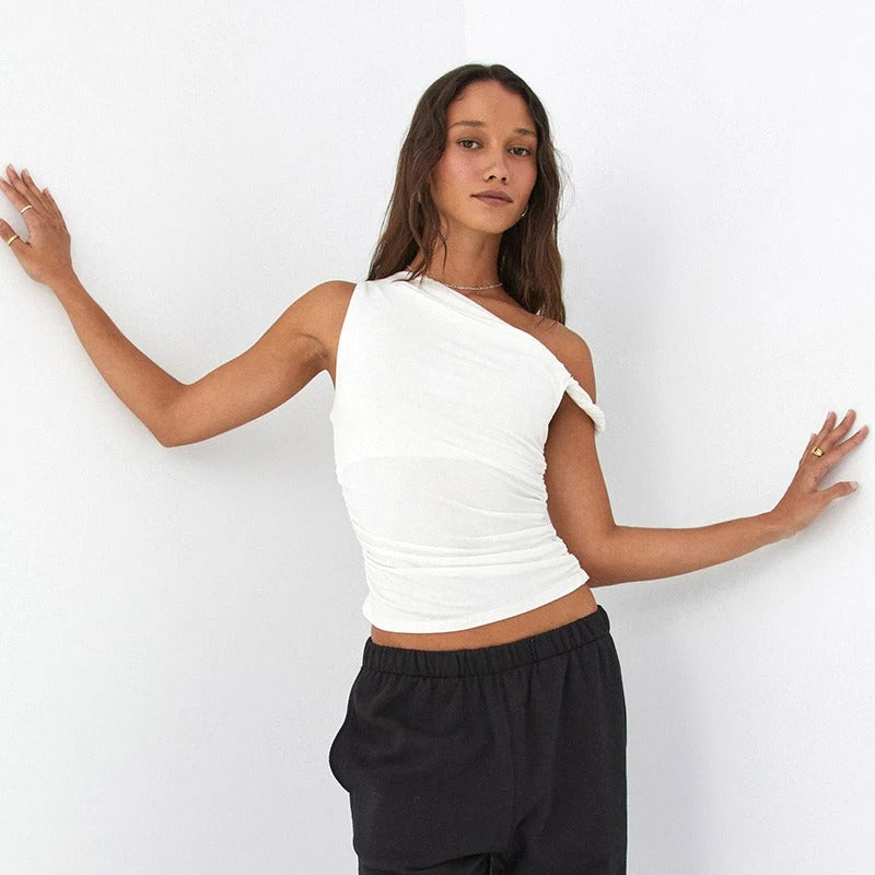 Off-shoulder kort tank-topp for dame. Elegant og luftig blondetopp, perfekt for varm sommermote.