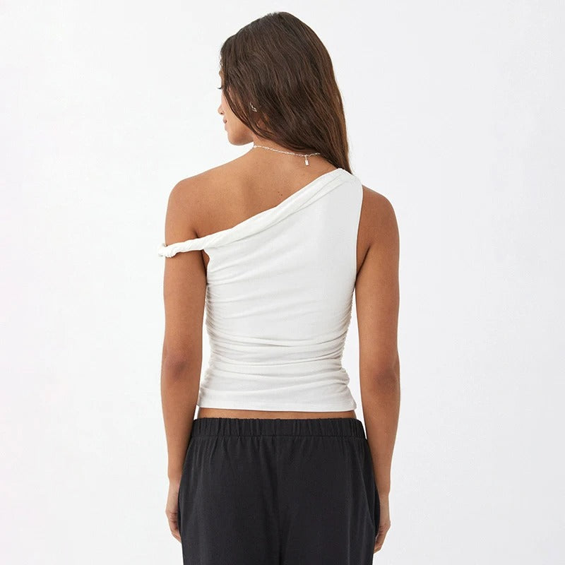 Elegant og feminin dame tank-topp. Kort off-shoulder design i luftig materiale for sommermote.