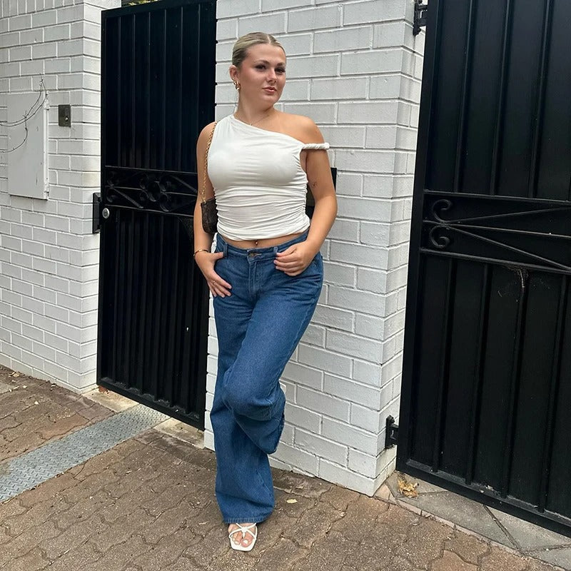 Trendy sommermote: Kort off-shoulder tank-topp for dame. Elegant blondetopp med luftig passform.