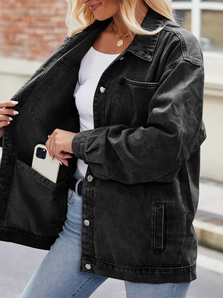 Trendy overdimensjonert denimjakke for kvinner, gir avslappet look og er et must i garderoben.