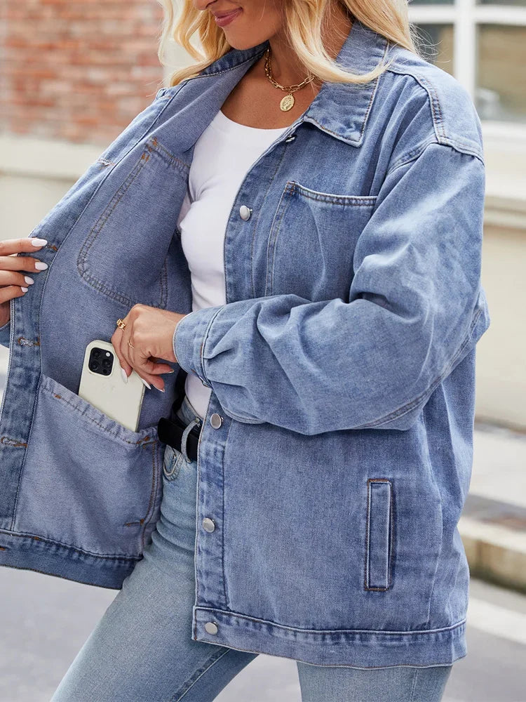 Klassisk dame jeansjakke i slitesterk denim, overdimensjonert for god komfort som casual yttertøy.