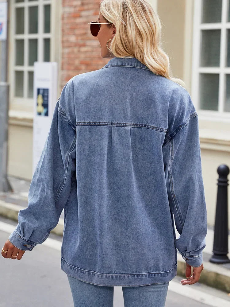 Allsidig damejakke i denim, overdimensjonert for maksimal komfort og en chic casual hverdagsstil.