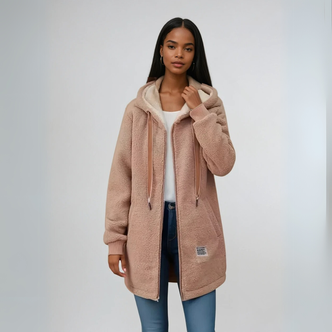 Komfortabel damejakke i oversized design med varmt fleece og koselig sherpafôr, ideell for fritid og kalde dager.