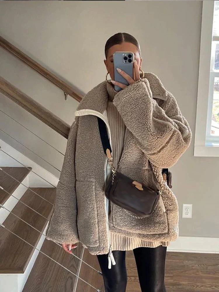 Komfortabel og stilfull oversized damejakke i patchwork, ideell som trendy yttertøy for damer.