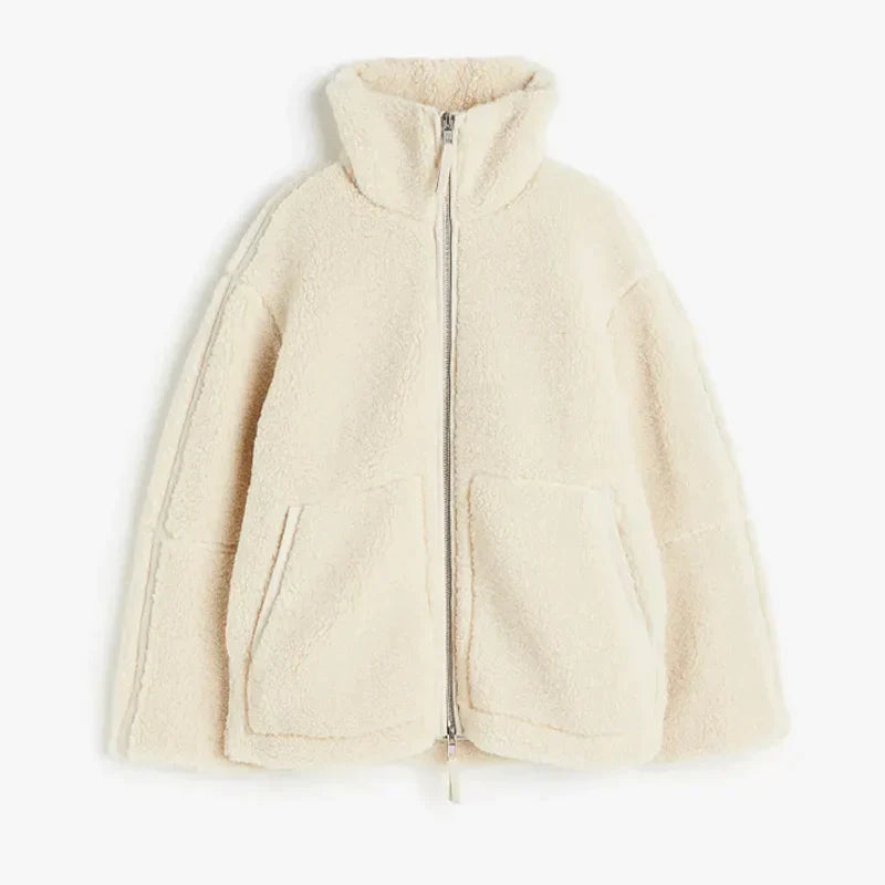 Varm og komfortabel oversized damejakke i patchwork, et trendy og unikt ytterplagg for vinteren.