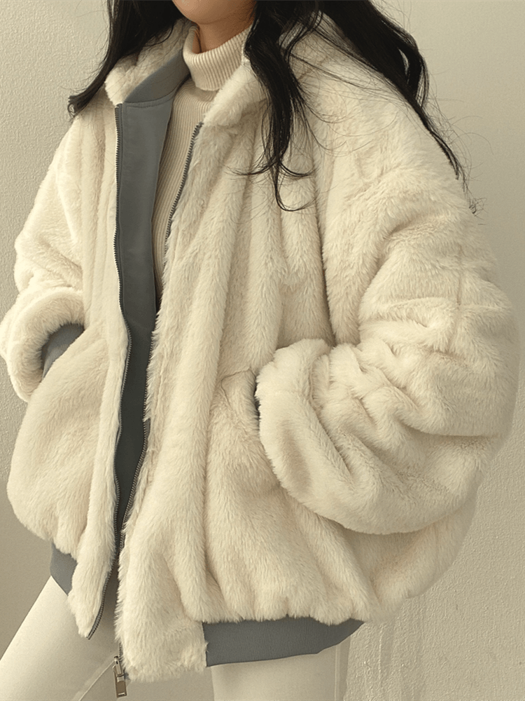 Trendy oversized vinterjakke for kvinner. Behagelig, varm og avslappet yttertøy med moderne stil.