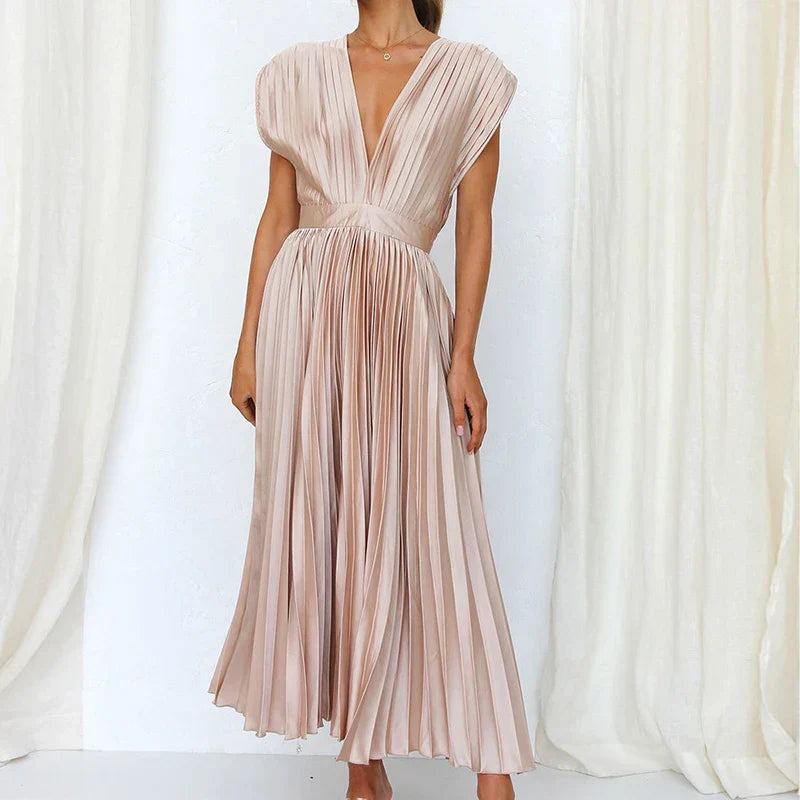 Elegant plissert maxikjole for dame, ideell som festkjole eller et stilrent kveldsantrekk.