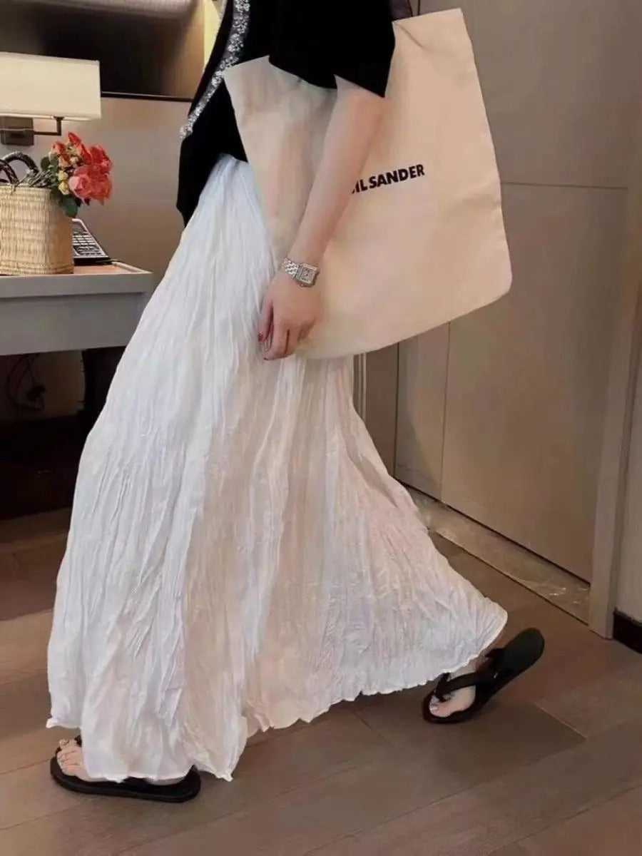 Allsidig dame sateng maxiskjørt med plissert detalj. Elegant og komfortabelt for vår, sommer og fest.