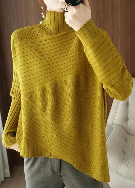 Trendy plus size genser for damer med unik asymmetrisk hem. Ideell vår- eller høstgenser i løs passform.