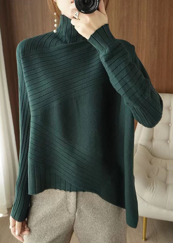 Motebevisst plus size genser for kvinner. Asymmetrisk design gir en moderne og komfortabel stil.