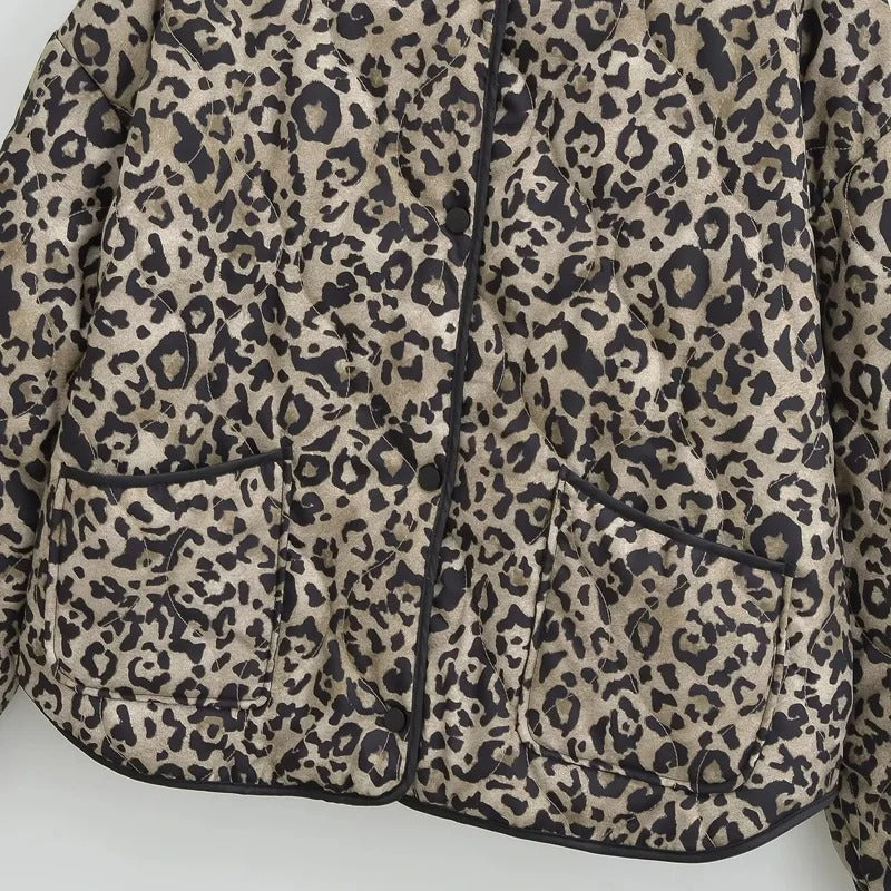 Moteriktig polstret damejakke i leopardmønster, perfekt for casual bruk.