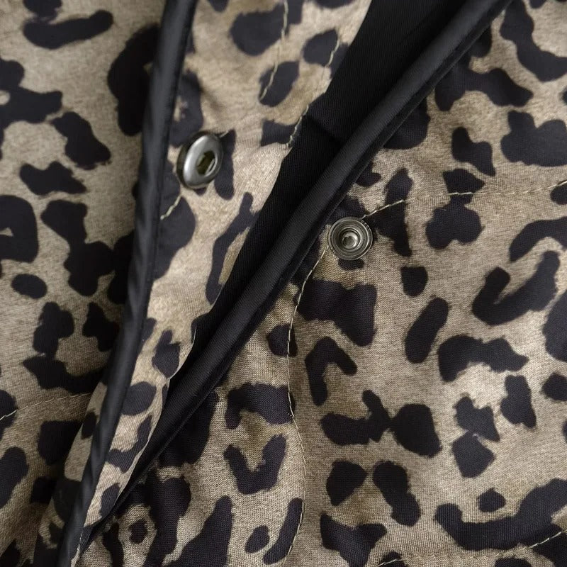 Vinterklar leopardjakke for damer, tykt polstret og trendy design.