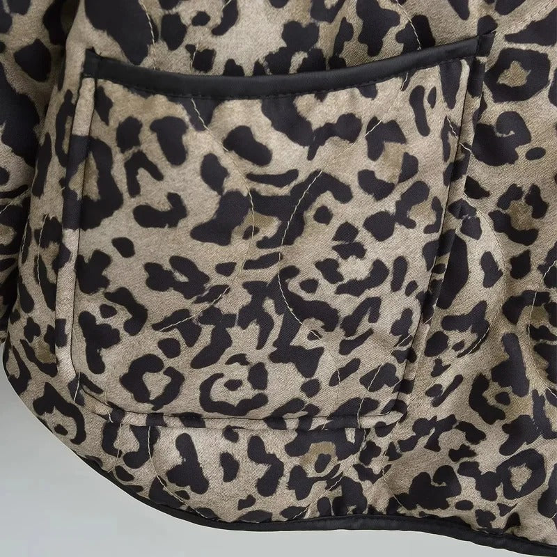 Høstjakke dame: Polstret leopardjakke, et must for den motebevisste.