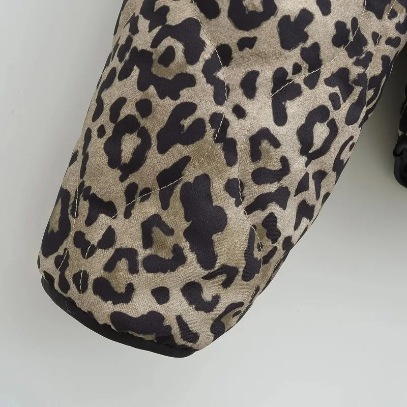 Casual polstret jakke med leopardprint, ideell som ytterplagg.