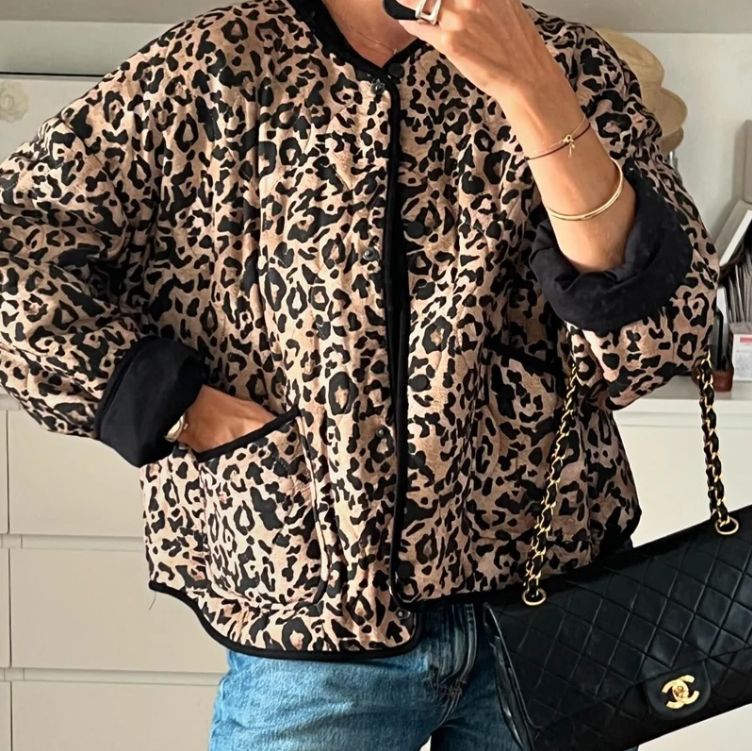 Elegant leopardjakke med polstring for dame, perfekt for kalde dager.