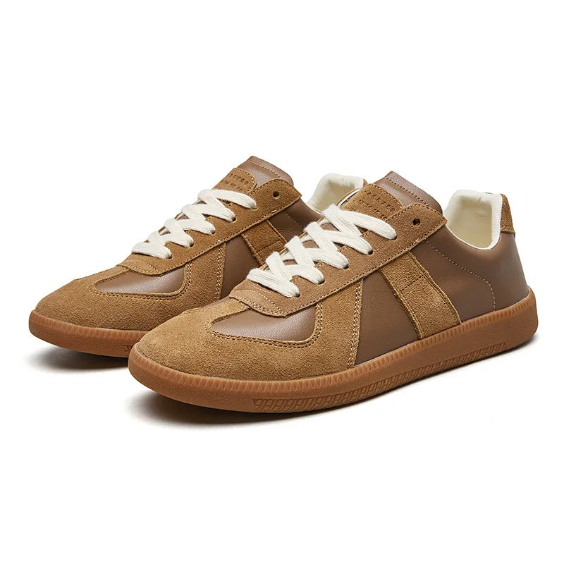 Sideprofil av retro dame joggesko med flatsåle. Komfortable snøresko for trendy casual stil og hverdagsbruk.