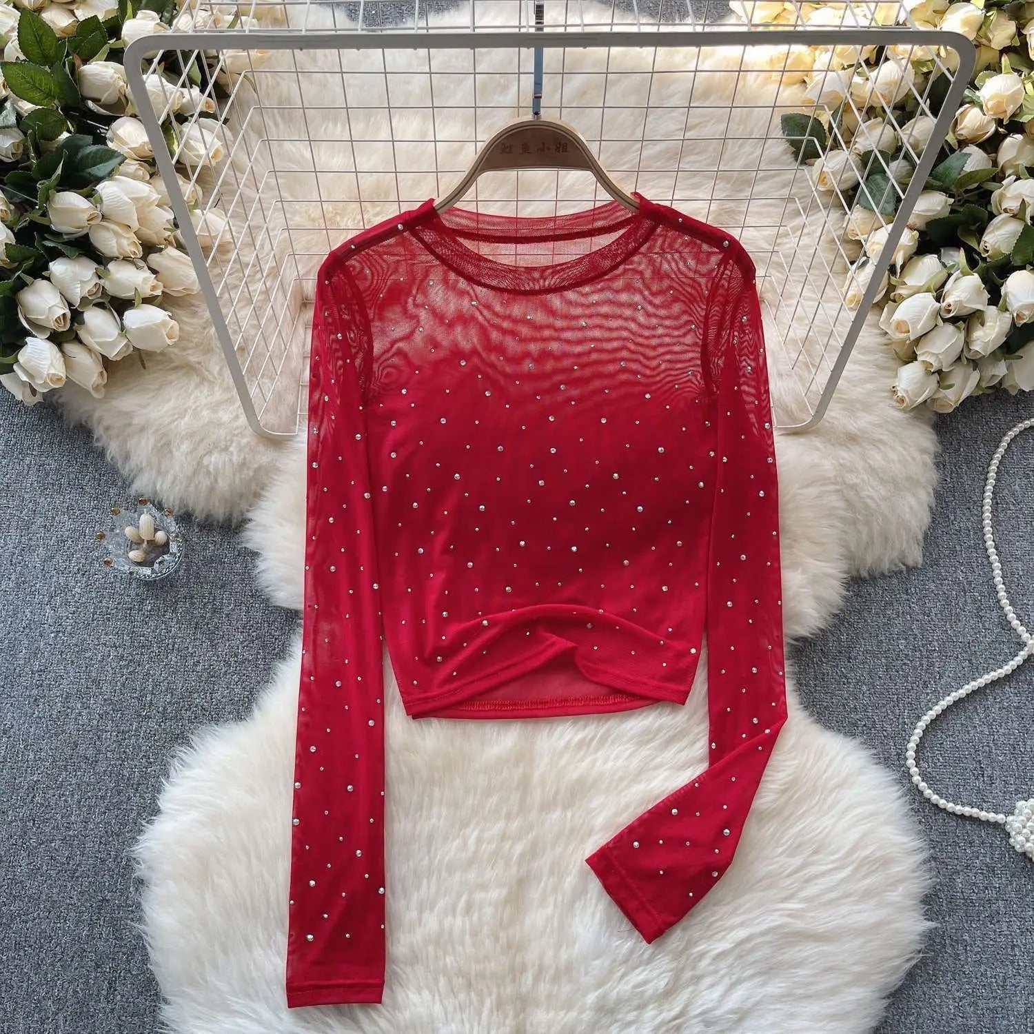 Kvinners festtopp i rhinestone. Langermet glitter crop top, trendy og glamorøs for spesielle anledninger.
