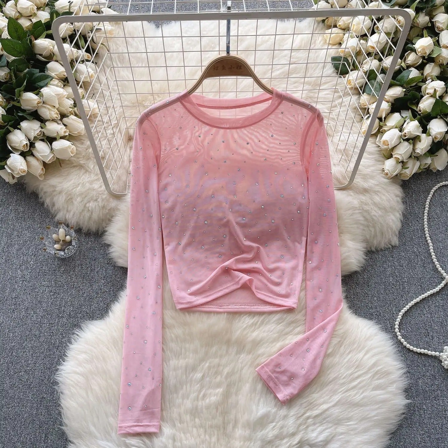 Glødende rhinestone bluse til dame. Langermet crop top med elegant rund hals, perfekt for festglam.