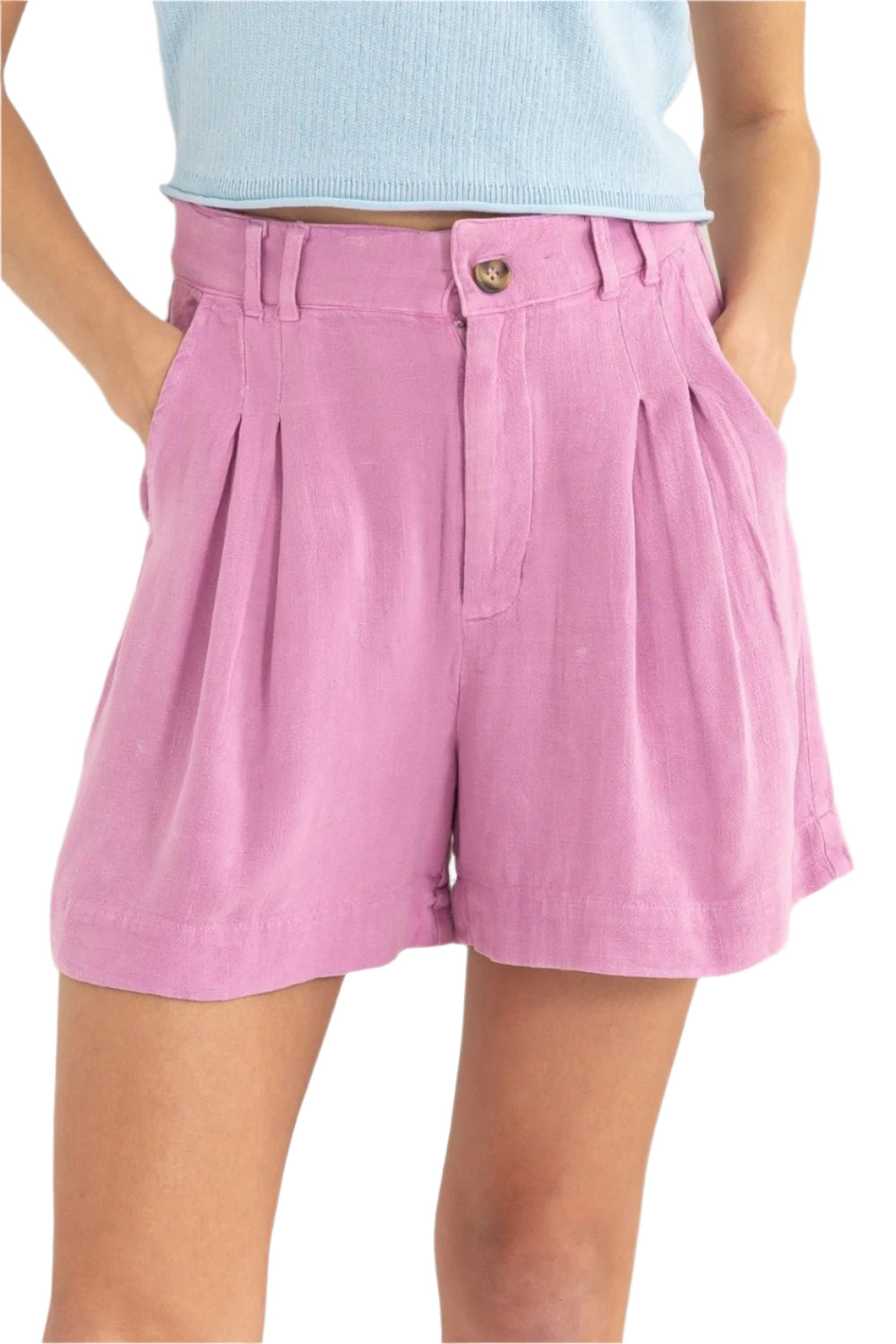 Dame shorts med høyt liv og plissert design. Perfekte, komfortable sommershorts for stilfull fritid.