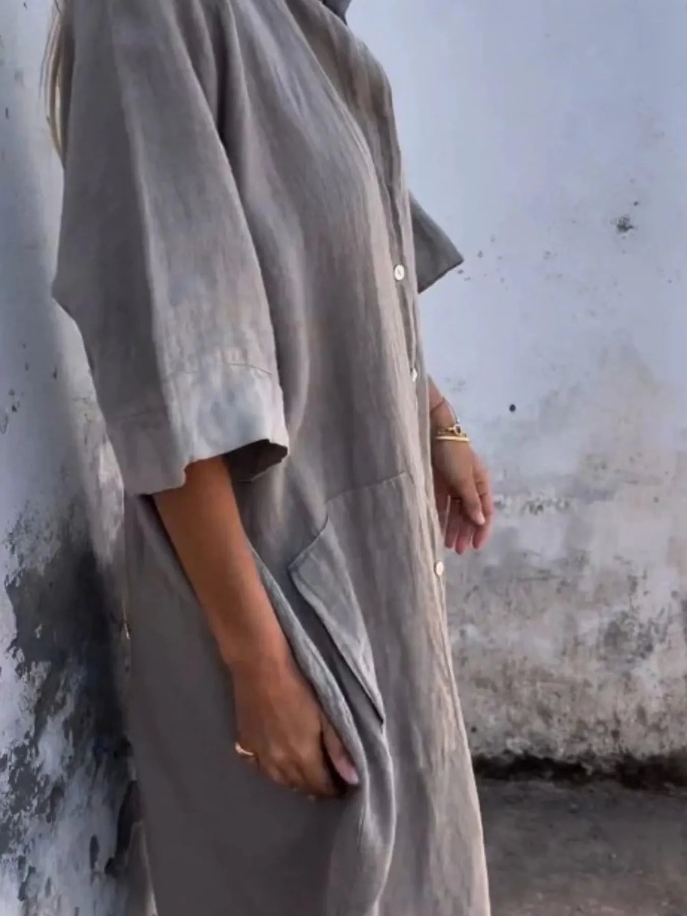 Lettstelt polyester skjortekjole i linlook. Damekjole med V-hals, knapper og løs passform for god komfort.