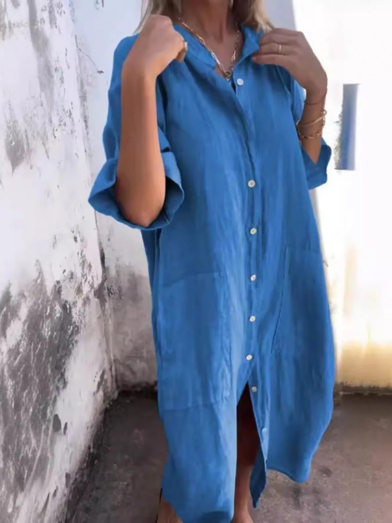 Luftig skjortekjole i myk linlook polyester. Komfortabel damekjole med V-hals og knapper for sommerbruk.