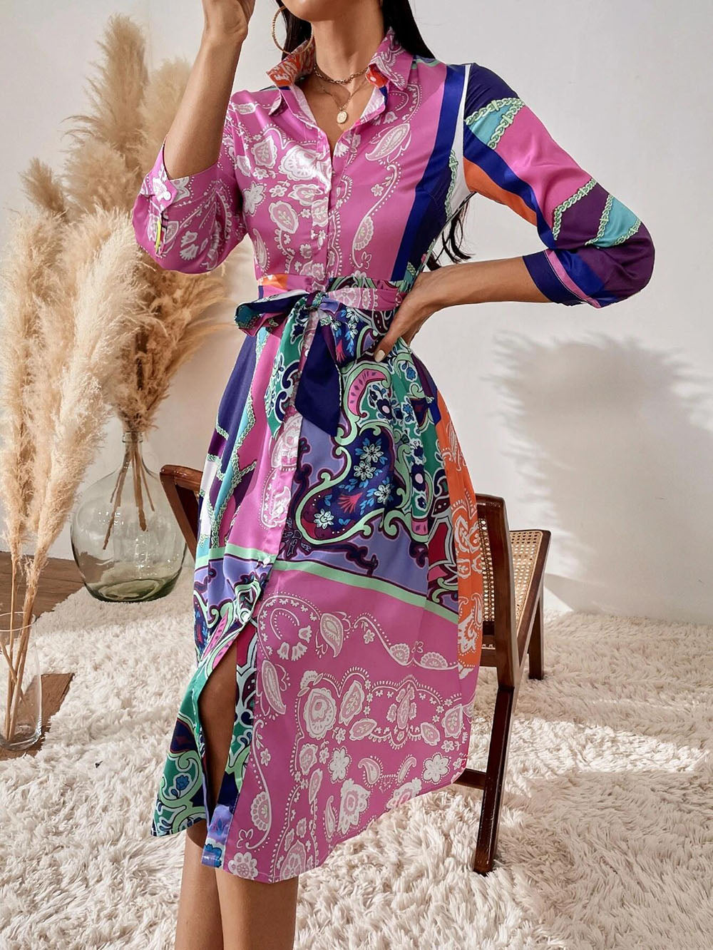 Fargerik skjortekjole for dame med belte. Trendy midikjole med levende print, V-hals og A-linje.