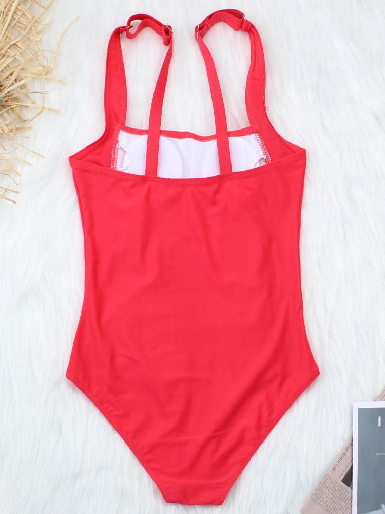 Slankende badedrakt i plus size, designet for å gi komfort og stil på stranden.