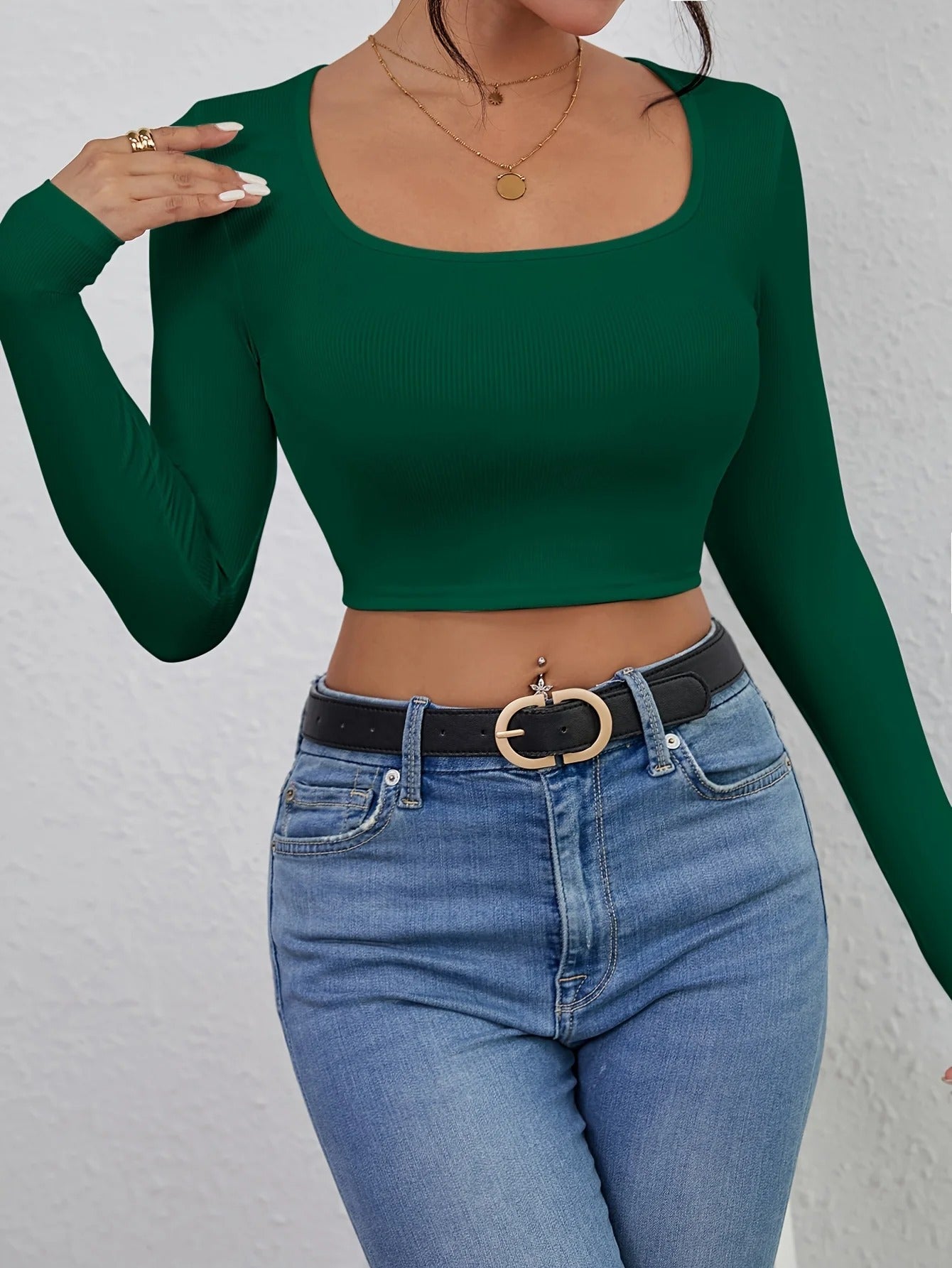 Allsidig slim fit dametopp, firkantet hals for en klassisk og komfortabel stil.