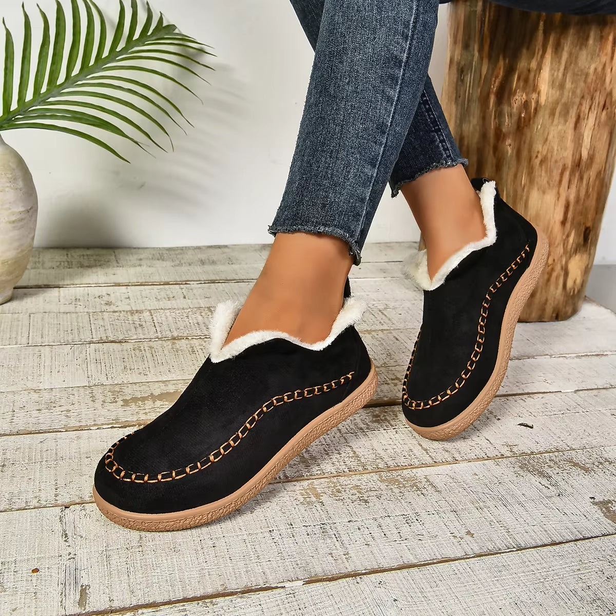 Praktiske dame tøfler med slip-on design, perfekt for myk komfort og varme hjemme, sklisikker såle.