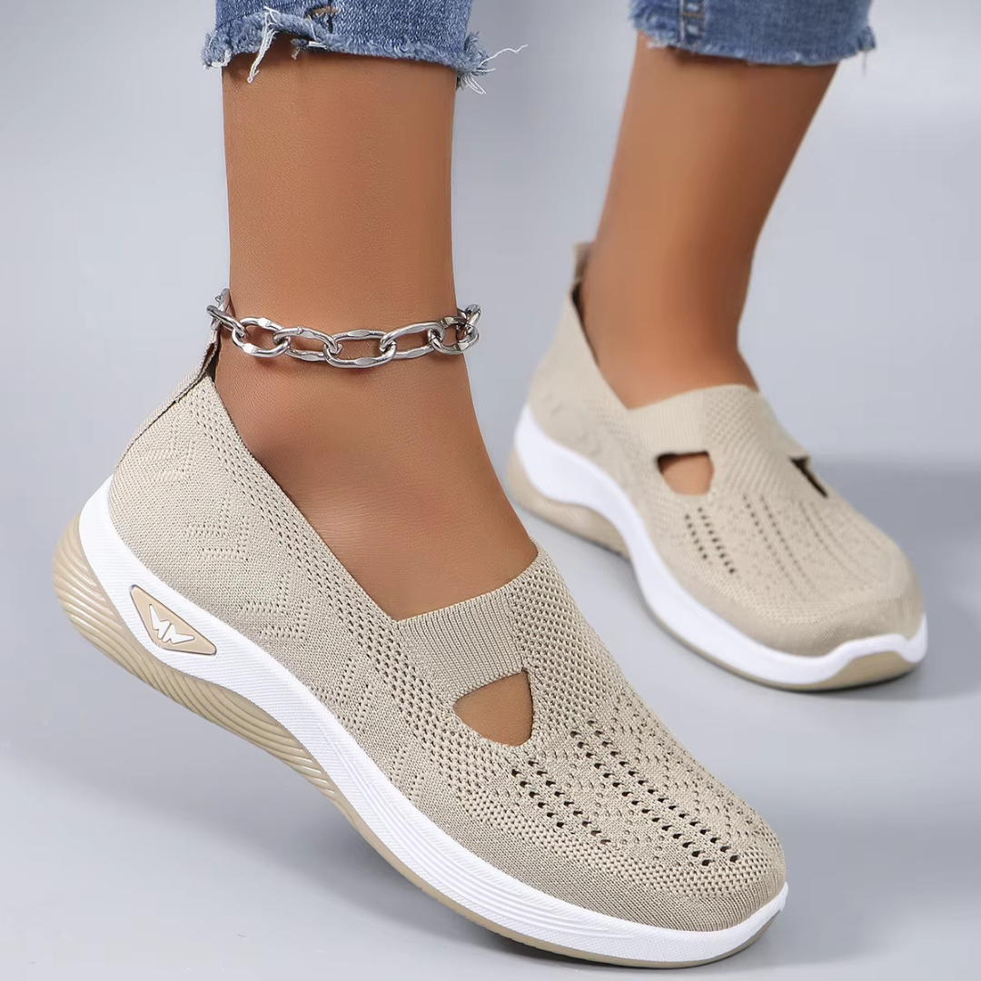 Fleksible damesko i moderne design for vår/sommer. Pustende mesh og støttende såle sikrer optimal komfort.