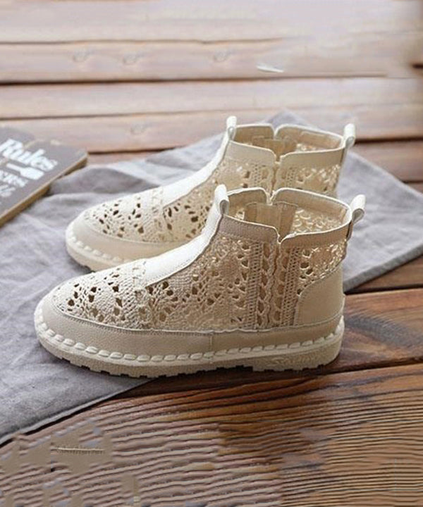 Stilige dame sommerstøvler med perforert design. Trendy komfortsko med hullmønster, ideelle for varme dager.