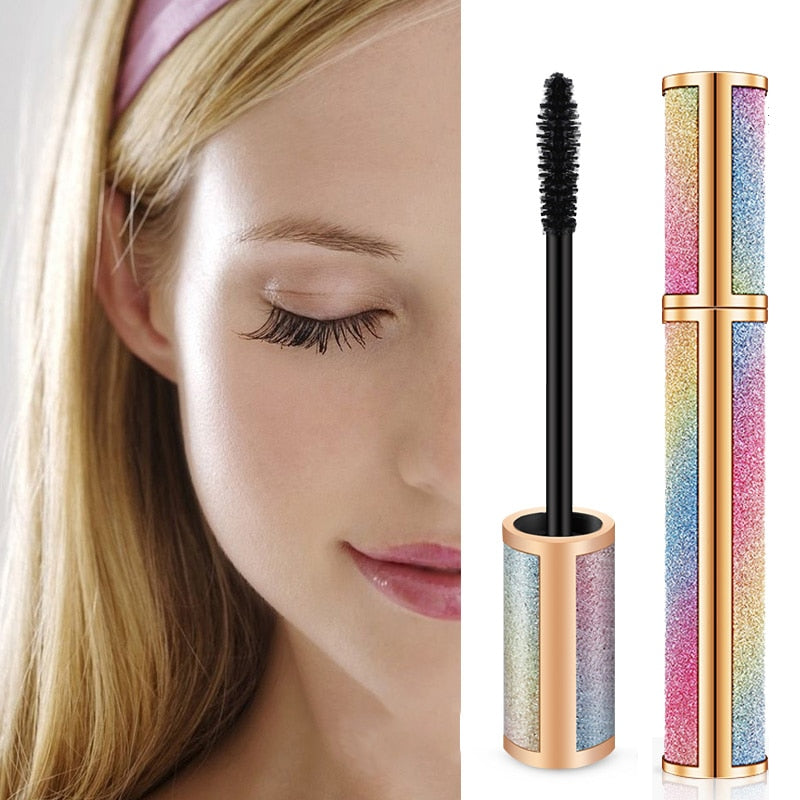 Kvinne påfører Dame Stjernehimmel mascara for perfekte, volumiserte og klumpfrie vipper. Øyesminke.