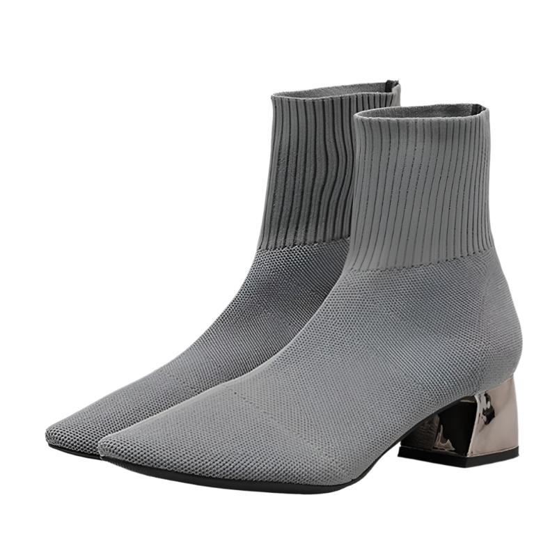 Elegante strikkestøvler for kvinner. Komfortable svarte vintersko med slip-on design.