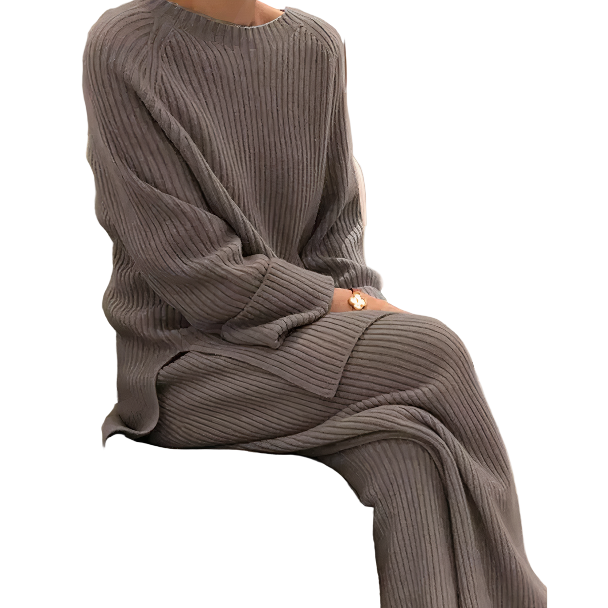 Dame strikket sett med genser og bukse i komfortabel relaxed fit. Perfekt matchende fritidsantrekk for kvinner.