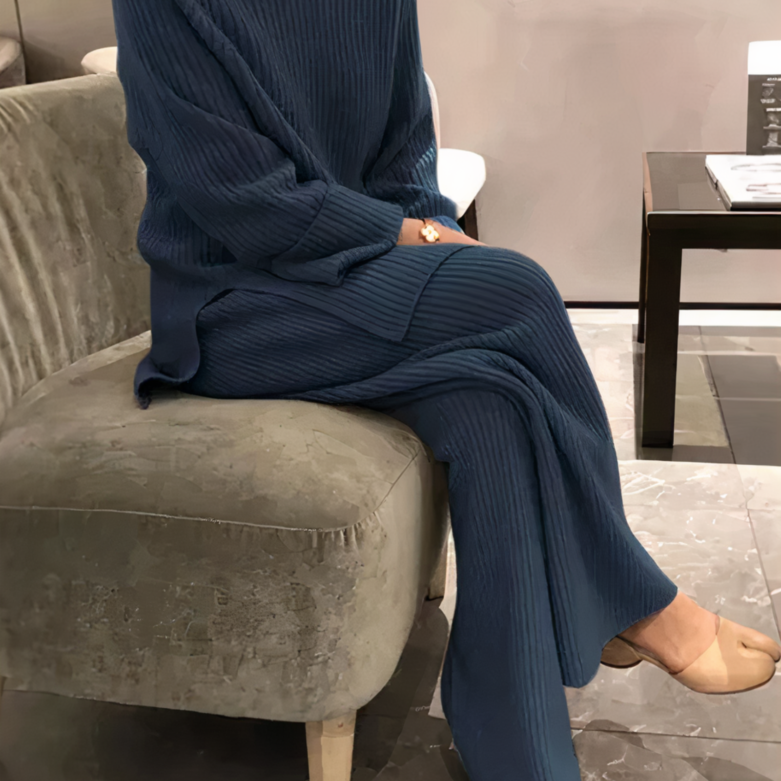 Matchende strikket sett for dame. Myk genser og bukse som gir komfort og stil for casual bruk.