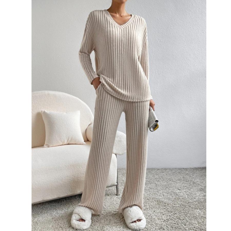 Elegant strikket kvinnesett; todelt for høstmote og vårmote. Komfortabel og minimalistisk hverdagsstil.