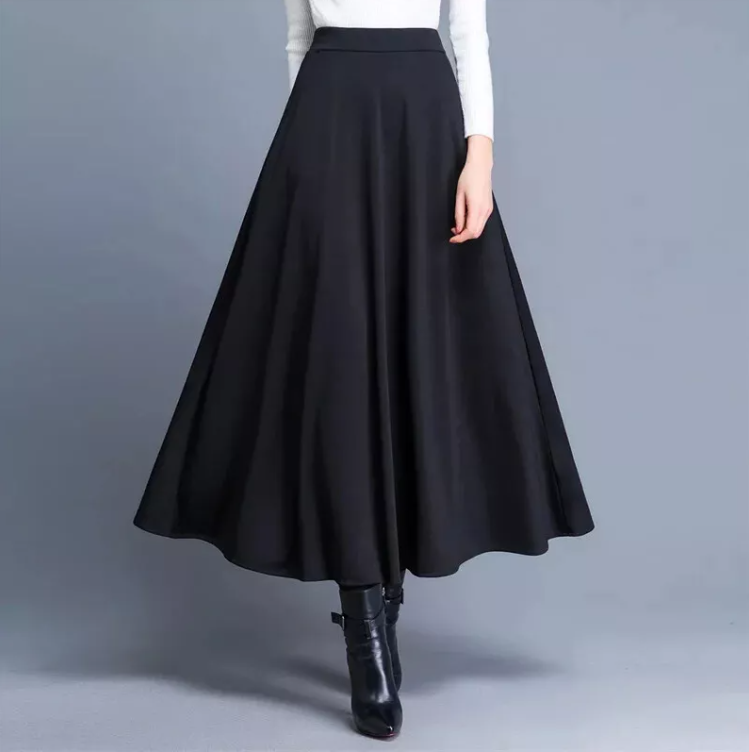 Tidløst svart plissert A-linje skjørt for dame, et must-have elegant plagg i garderoben.