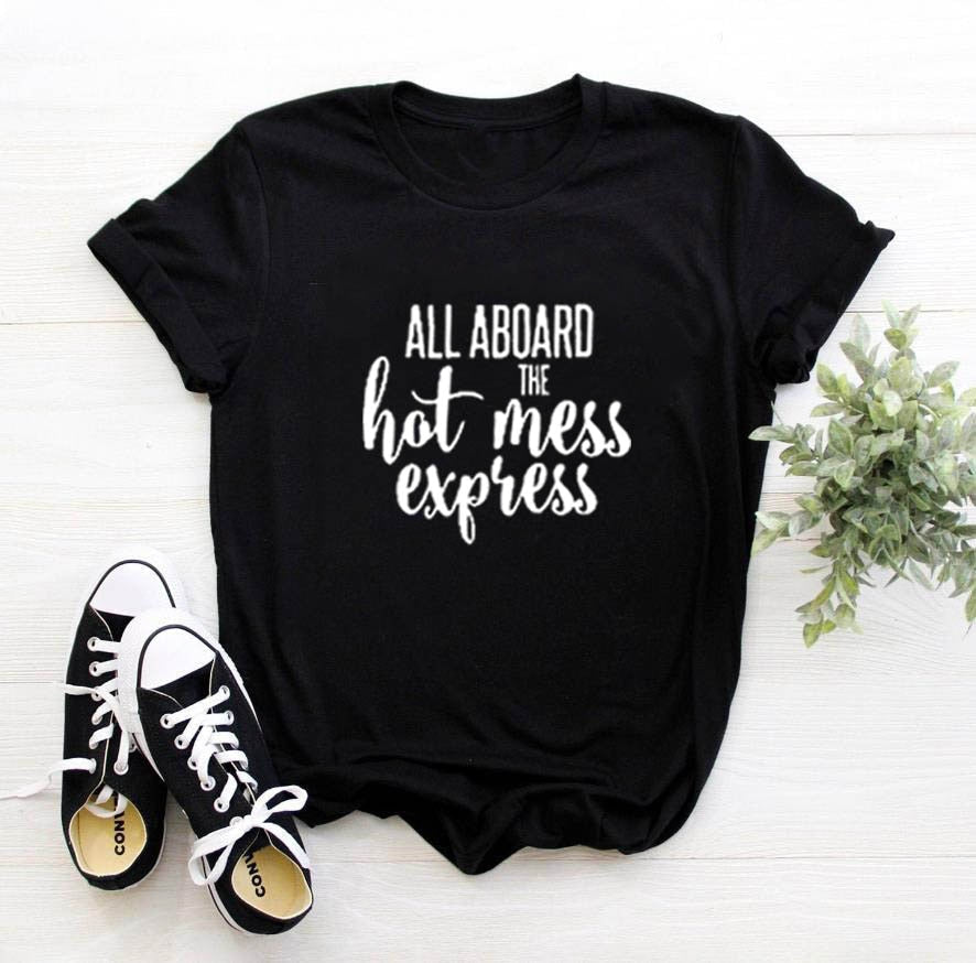 Dame t-skjorte med 'Hot Mess Express' trykk. Trendy, komfortabel hverdagstopp for kvinner med stil.