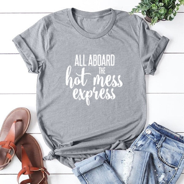 Slim fit dame t-skjorte 'Hot Mess Express'. Casual fritidstopp med morsomt trykk for en trendy look.