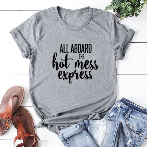 Kvinnelig t-skjorte 'Hot Mess Express'. Myk og komfortabel hverdagstopp for fritid og en avslappet stil.