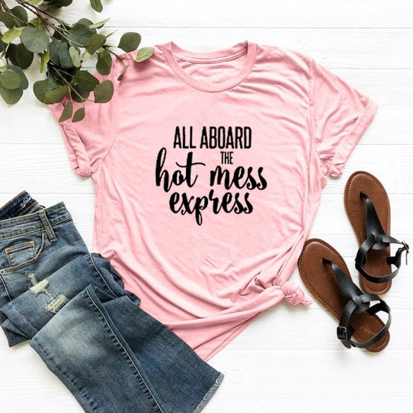 Komfortabel dame t-skjorte 'Hot Mess Express'. Enkel stil, slim fit for en trendy og uformell look.