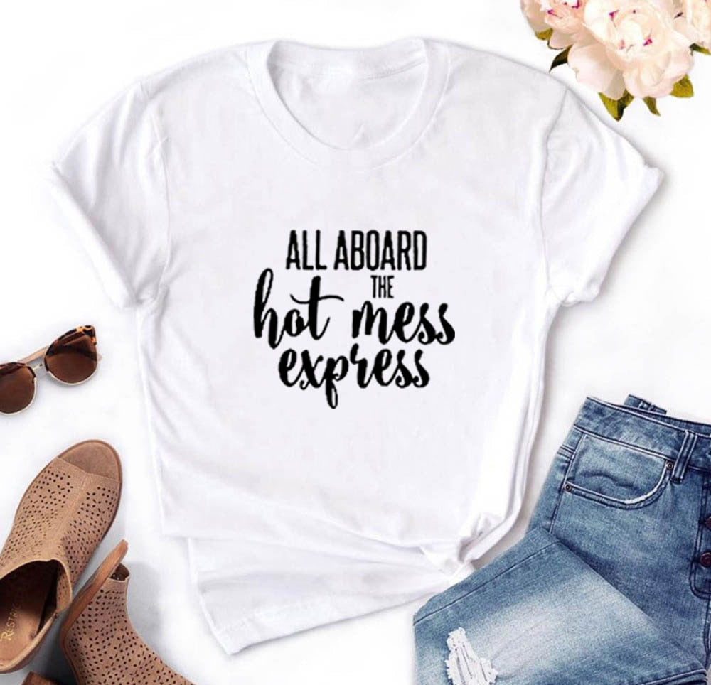 Dame t-skjorte med unikt 'Hot Mess Express' budskap. Ideell fritidstopp med casual passform for kvinner.