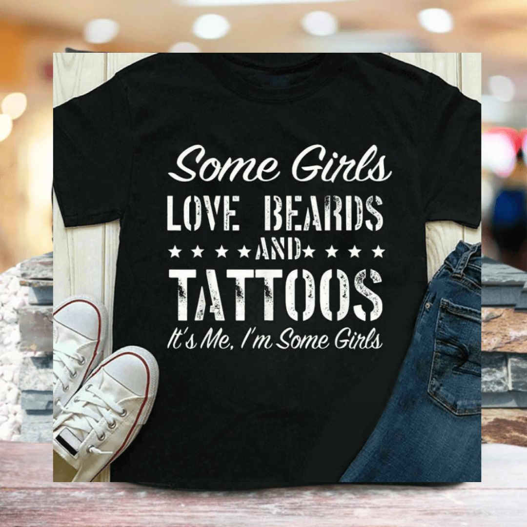 Stilig svart dame-t-skjorte med hvit tekst om skjegg og tatoveringer, kroppskunst-inspirert design.