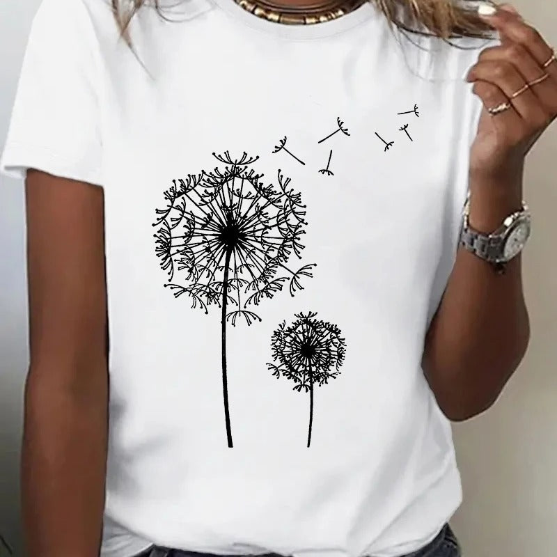 Modell iført trendy dame t-skjorte med blomsterprint av løvetann. Kombinerer mote og komfort.