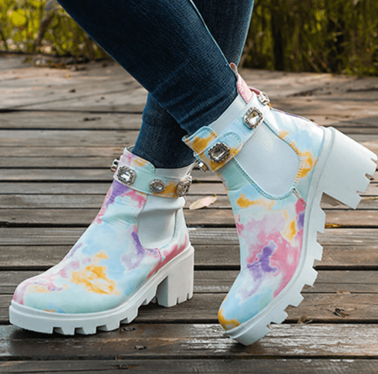 Dame med trendy tie dye ankelstøvletter i bymiljø, moteriktige fritidssko.